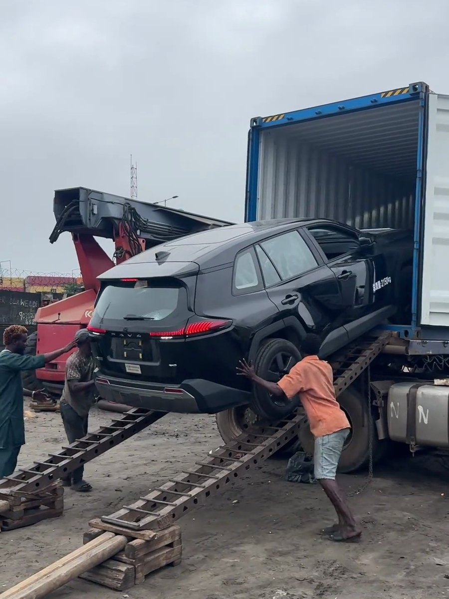 Container discharge at destination — China to Lagos service