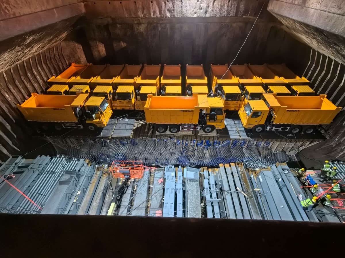 Mixed breakbulk stow with vehicles above and steel below
